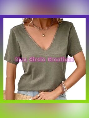 Lune Solid Button Back Short Sleeve Tee Army Green
•Size Medium